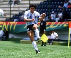 阿媒：马拉多纳16岁已经首次穿国家队10号，马斯坦托诺并未破纪录