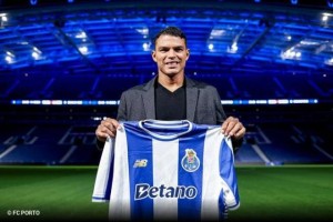 九游体育官方网站-41岁弟媳热身赛上场 波尔图主力位置得他自己争取