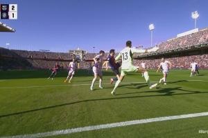 穿门将小门！莱万高难度勾射破门，巴萨主场2-1再度领先赫罗纳